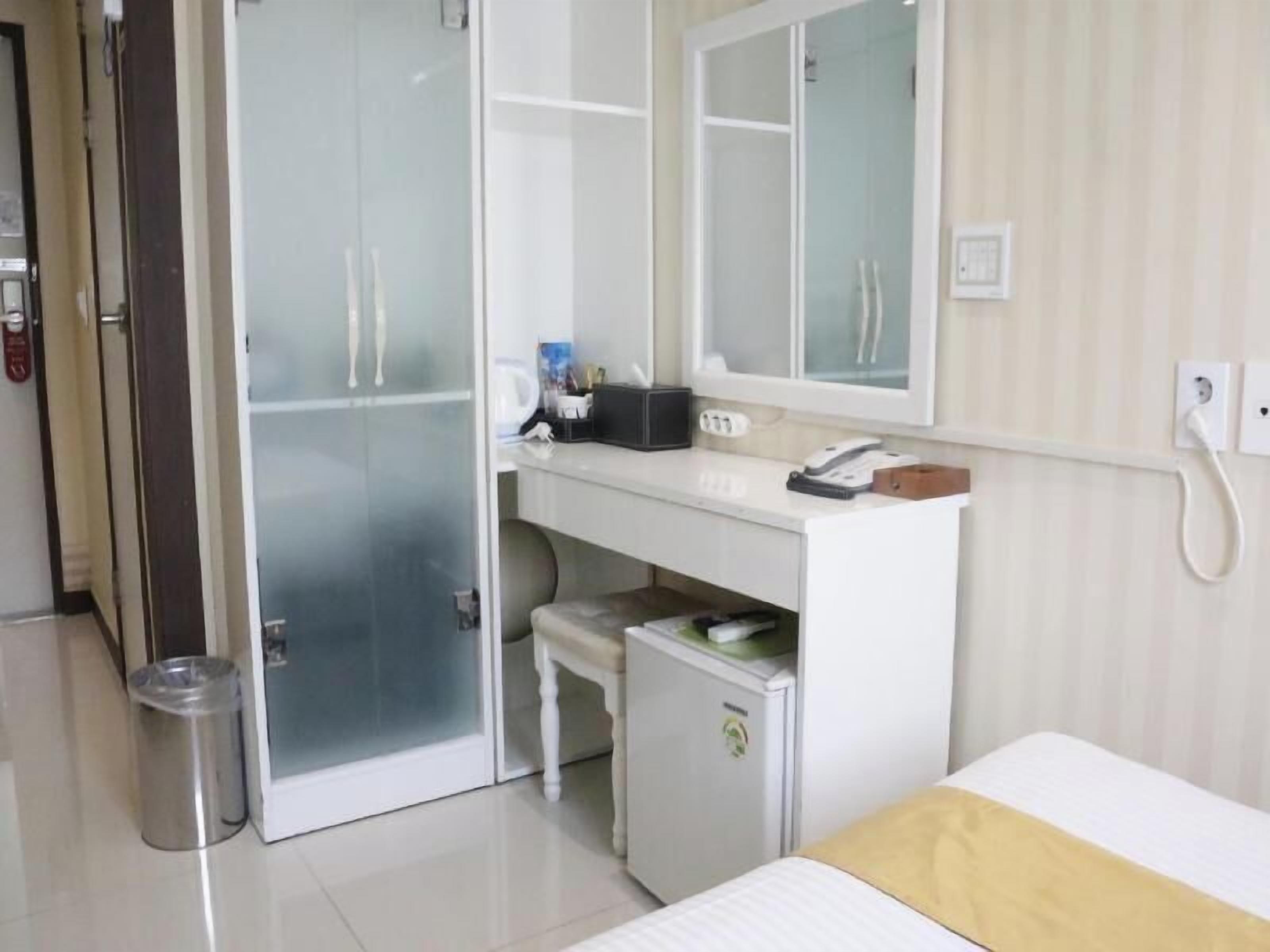 In-room safe, desk, soundproofing, free WiFi