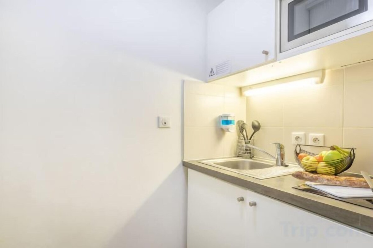 Cafetera y tetera, refrigerador, microondas y parrilla de estufa 
