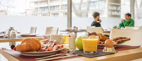 Petit déjeuner buffet (12.90 EUR par personne)