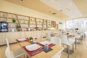 Daily buffet breakfast (EUR 12.90 per person) - Zenitude Hôtel-Résidences Marseille Saint Charles (Marseille)