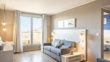 Apartamento superior, sacada | Área de estar | TV de tela plana 82 cm com canais digitais, TV