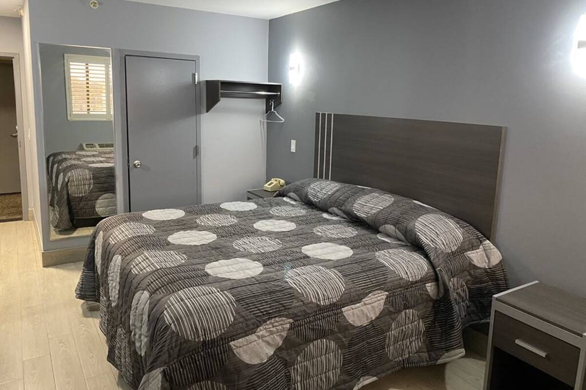 Premium bedding, in-room safe, desk, iron/ironing board (on request)