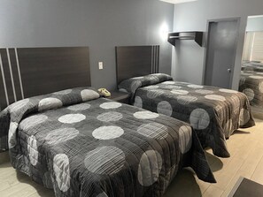 Standaard tweepersoonskamer | Luxe beddengoed, een kluis op de kamer, een bureau