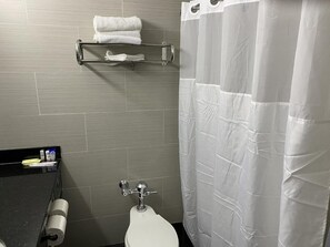 Combined shower/bathtub, deep-soaking bathtub, hair dryer, towels - Galaxy Motel (Brooklyn)