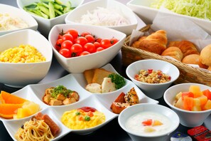 Variedad de alimentos, como pasta, huevos y verduras.