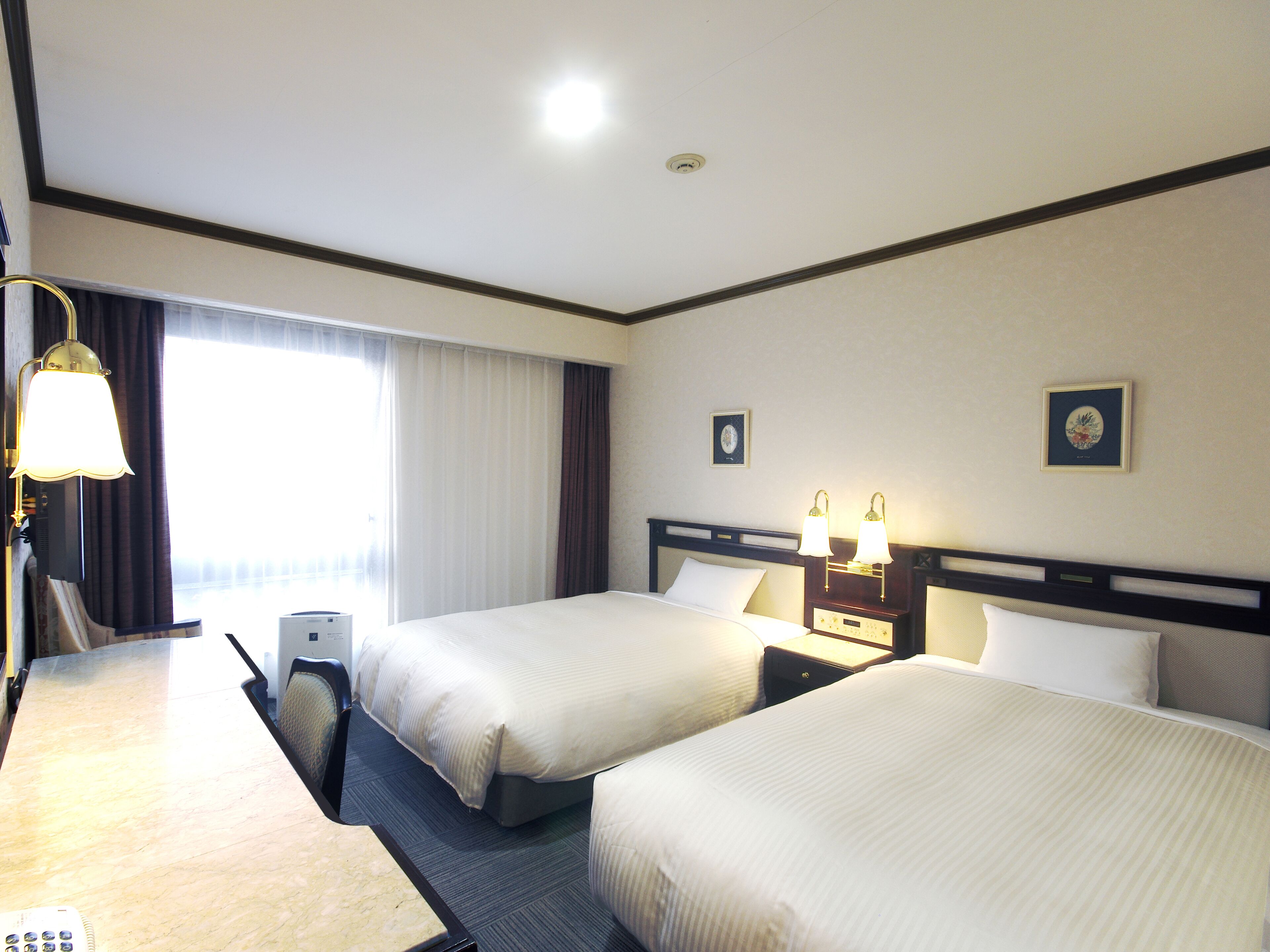 Selimut bulu angsa, meja kerja, dan ruang kerja ramah laptop