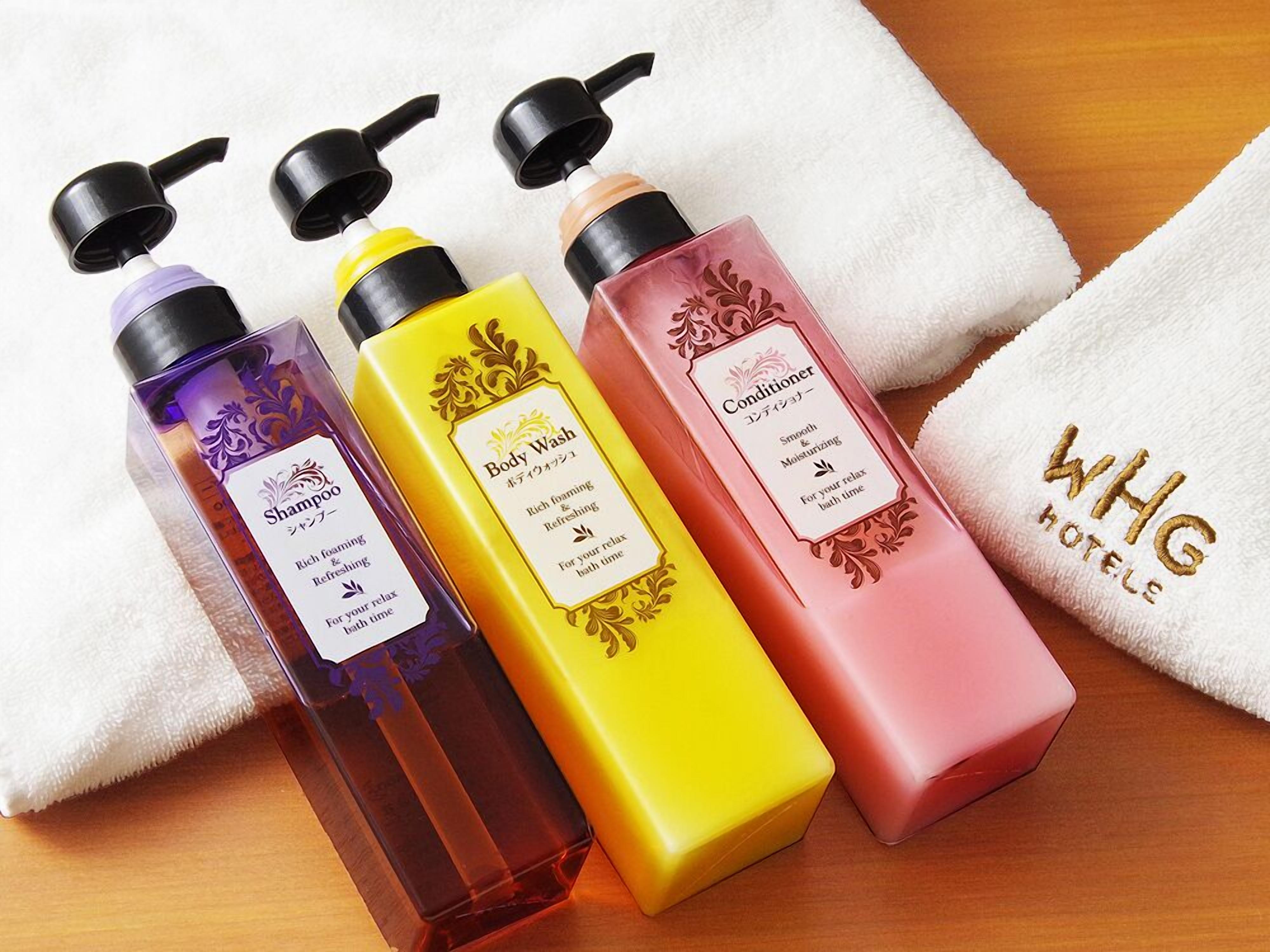 combined shower/bathtub, deep-soaking bathtub, free toiletries