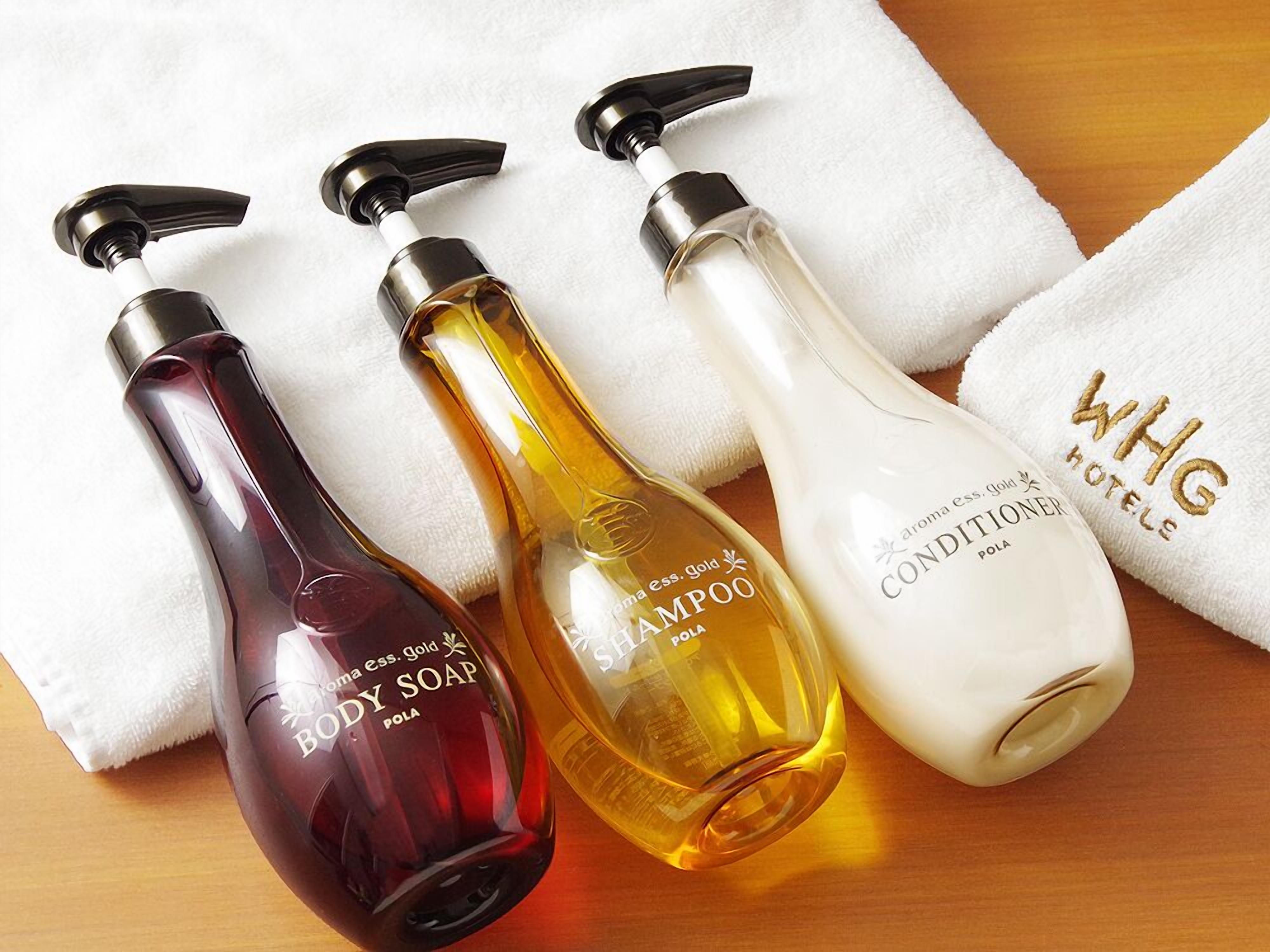 combined shower/bathtub, deep-soaking bathtub, free toiletries