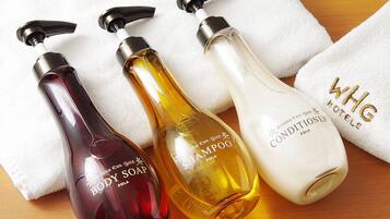 Combined shower/bathtub, deep-soaking bathtub, free toiletries