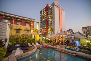 2 piscines extérieures