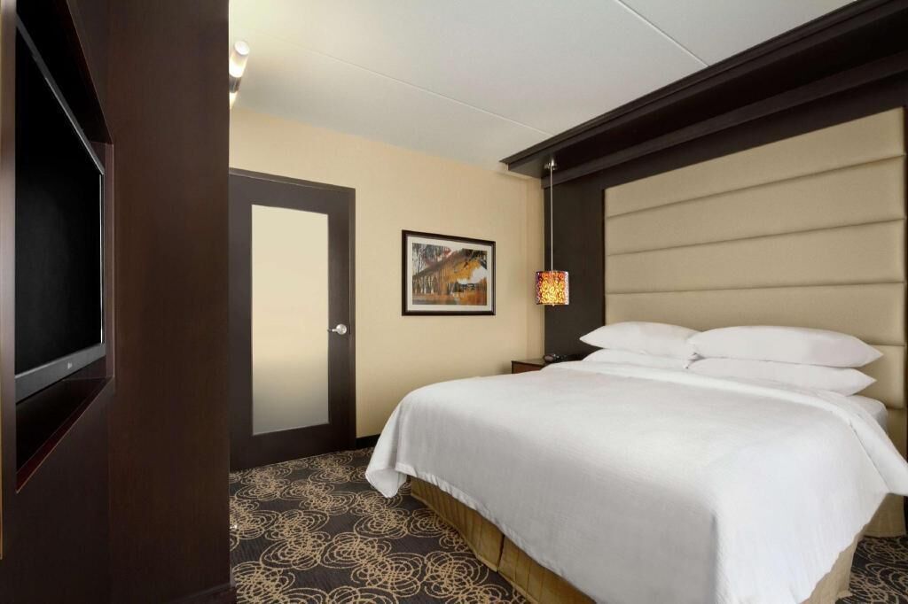 Ylelliset vuodevaatteet, tallelokero huoneessa, työpöytä, pimennysverhot