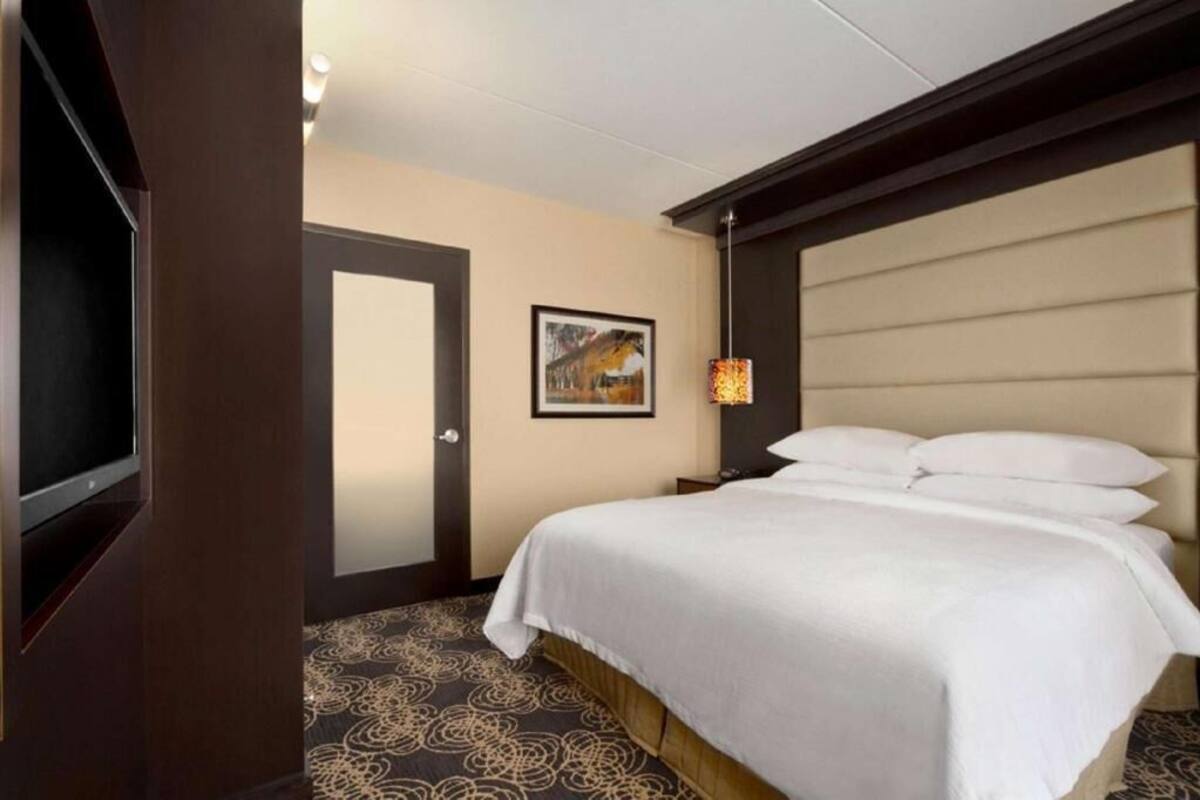 Ylelliset vuodevaatteet, tallelokero huoneessa, työpöytä, pimennysverhot