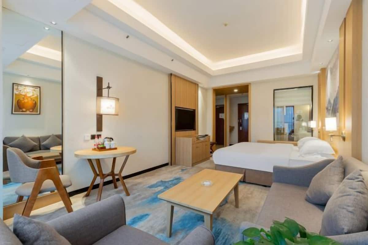 Minibar, in-room safe, alarm clocks