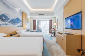 ميني بار وخزنة داخل الغرفة ومُنبهات