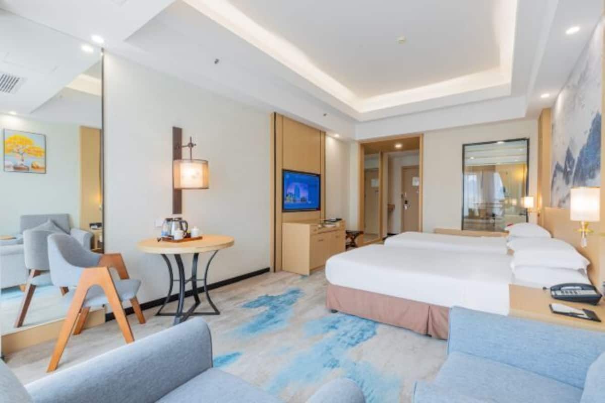 Minibar, in-room safe, alarm clocks