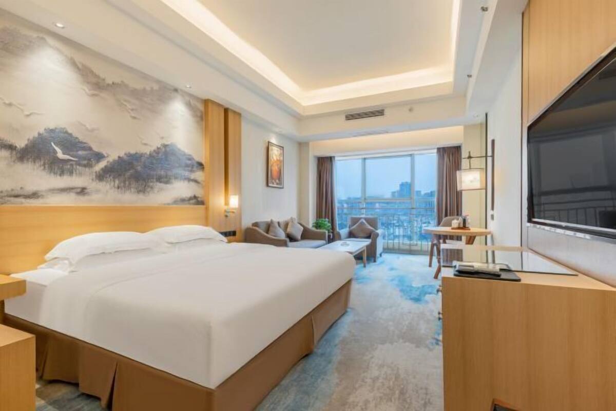 Minibar, in-room safe, alarm clocks