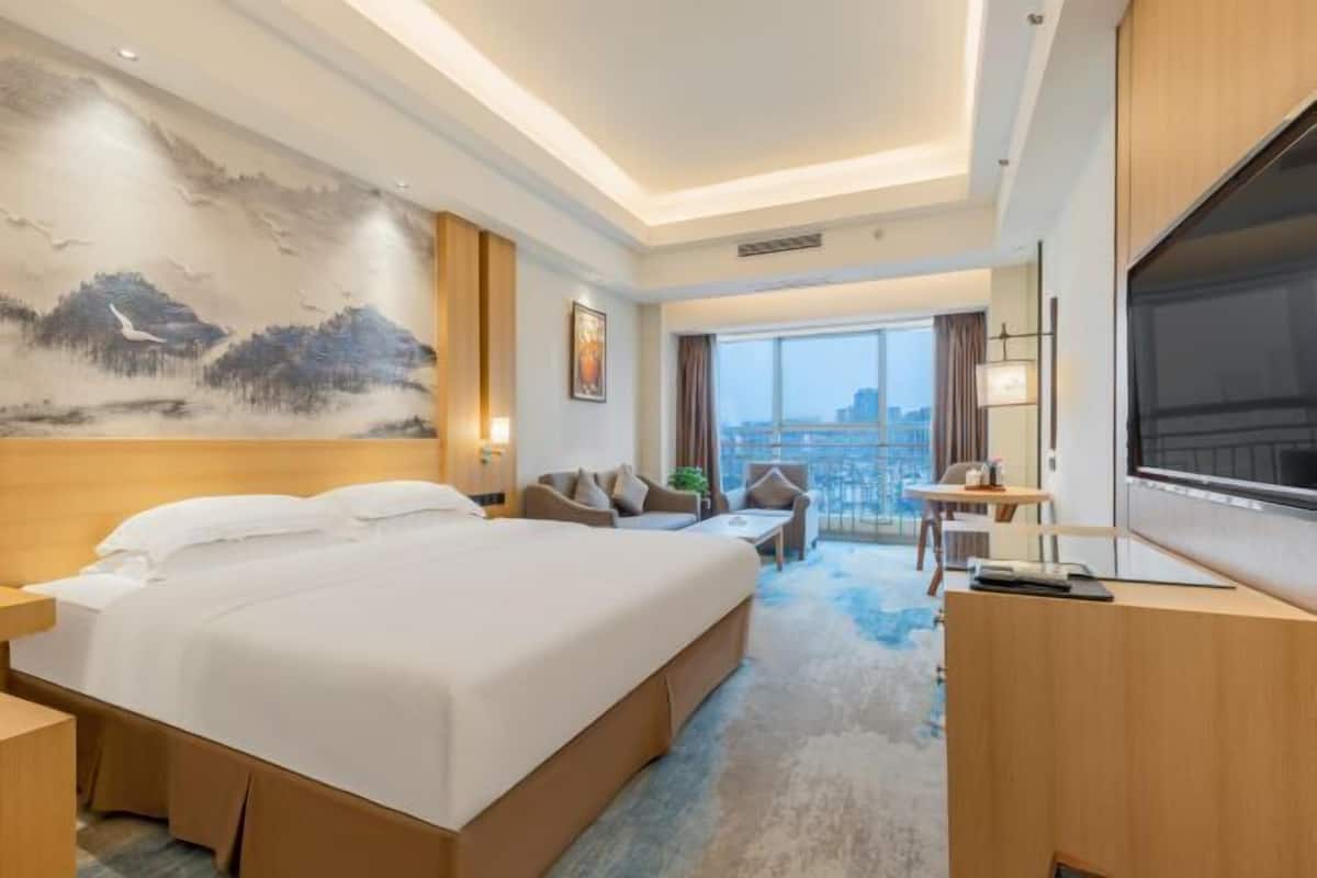 Minibar, in-room safe, alarm clocks