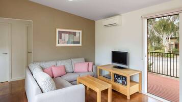 En 42-tommers Flatskjerm-TV med kabel-kanaler samt TV