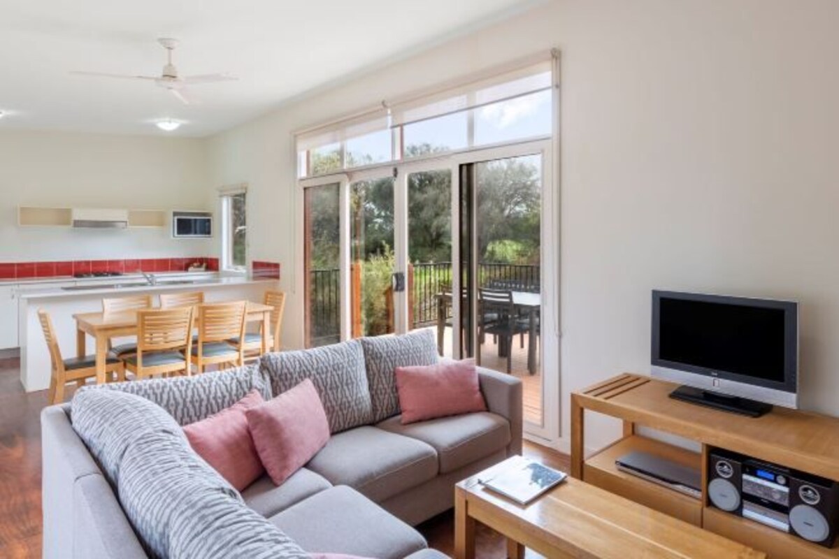 Living area | 42-inch flat-screen TV with cable channels, TV