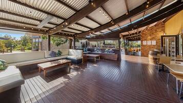 S'hi serveixen esmorzars, dinars i sopars