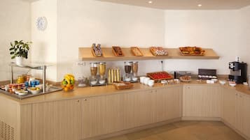 Desayuno buffet diario (EUR 17 por persona)