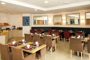 Se ofrece un desayuno bufé todos los días (17 EUR por persona)