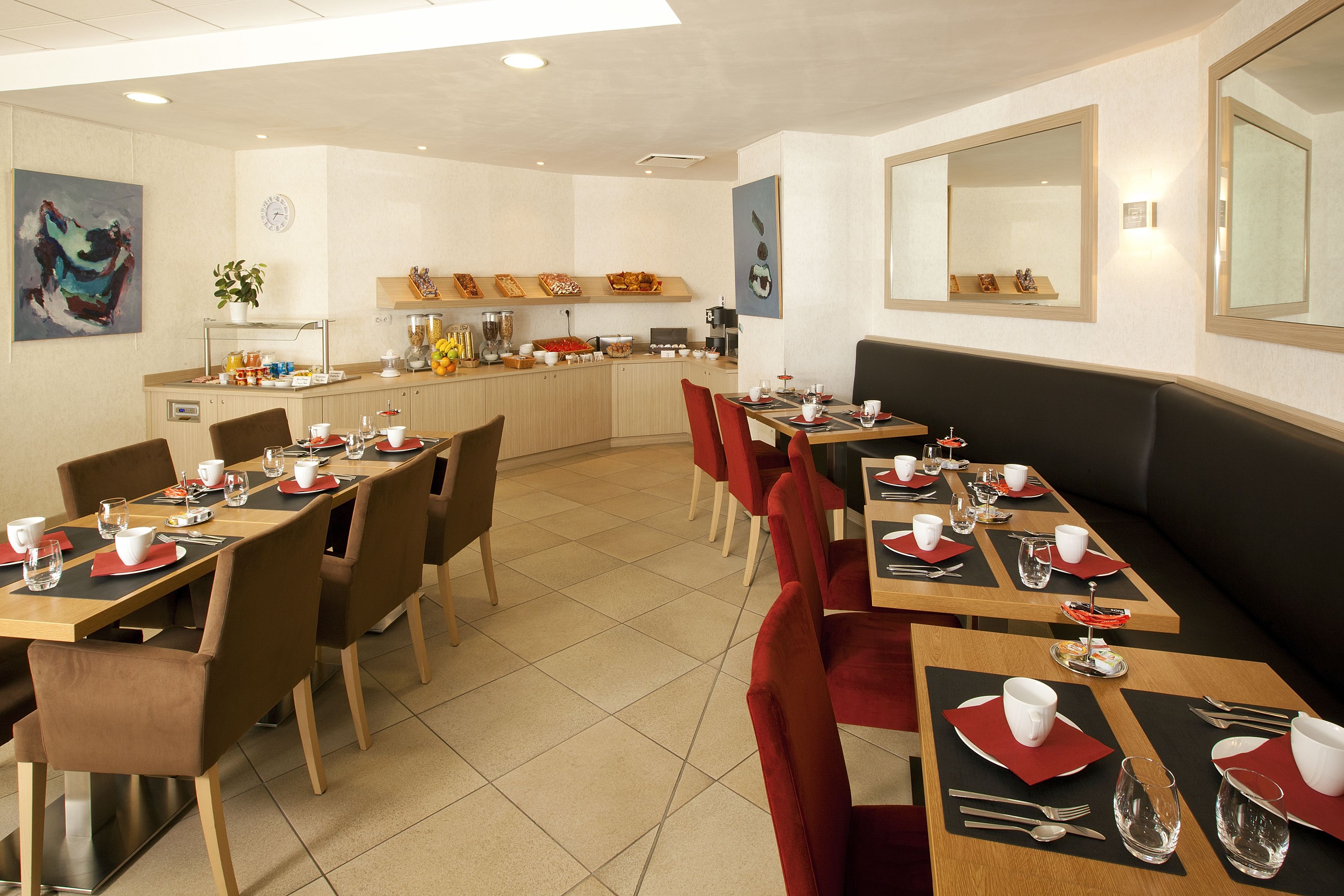 Un ristorante con diversi tavoli, sedie e un'area bar.