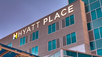 Un edificio moderno con la scritta "HYATT PLACE" ben visibile.
