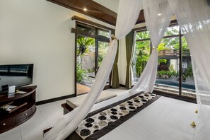 Minibar, Zimmersafe, individuell dekoriert, Schreibtisch