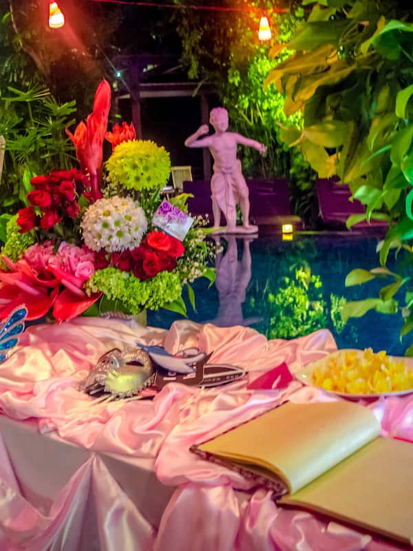 Se sirven desayunos y cocina internacional, junto a la piscina