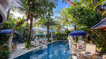 Outdoor pool, pool loungers