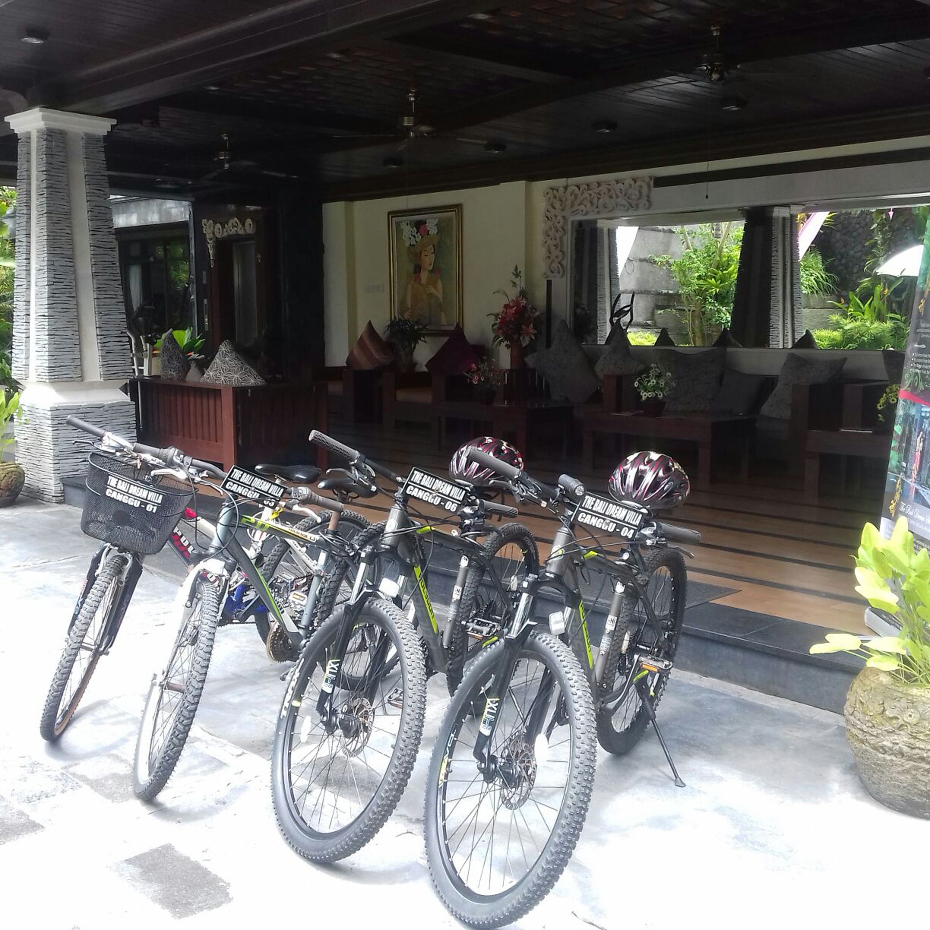 Un espacio de estar al aire libre cubierto, con una fila de bicicletas estacionadas al frente.