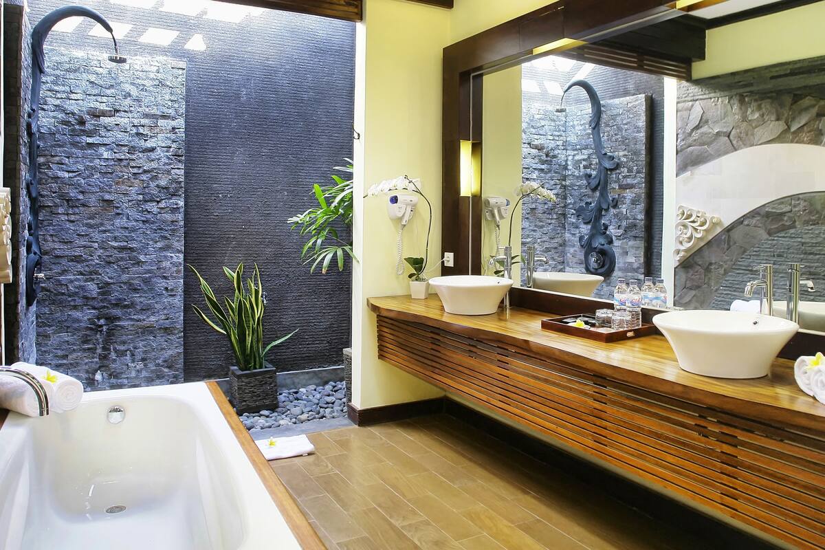 separate bathtub and shower, free toiletries, hair dryer, towels