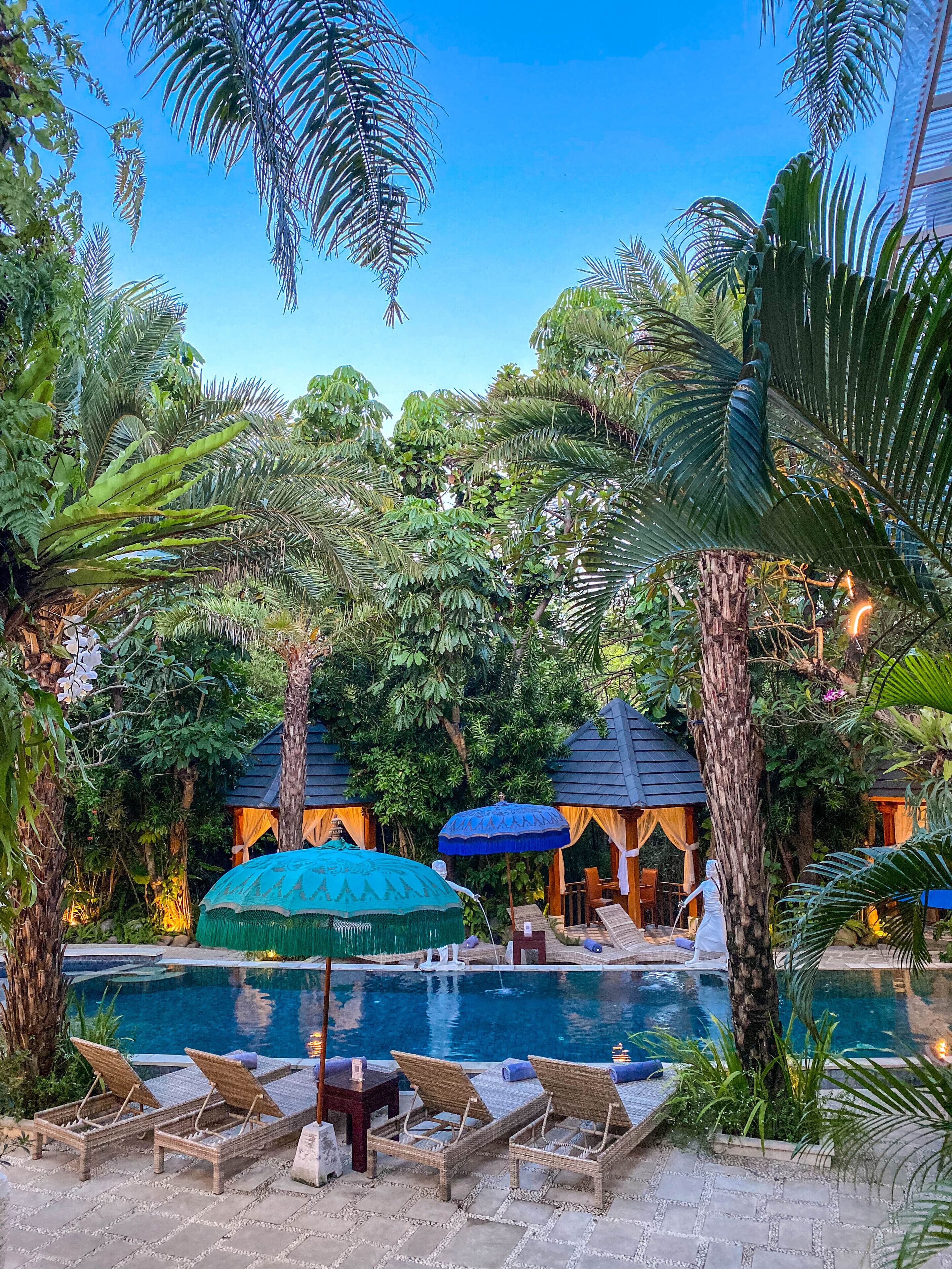 Outdoor pool, pool loungers