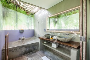 Quarto | Banheiro | Chuveiro, produtos de toalete grátis, secador de cabelo 