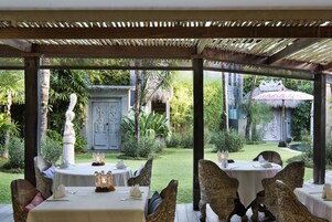 Daily cooked-to-order breakfast (IDR 150000 per person)