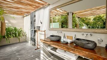One Bedroom Suite free upgrade | Kamar mandi | Shower, perlengkapan mandi gratis, pengering rambut, dan jubah mandi