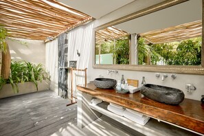 One Bedroom Suite free upgrade | Salle de bain