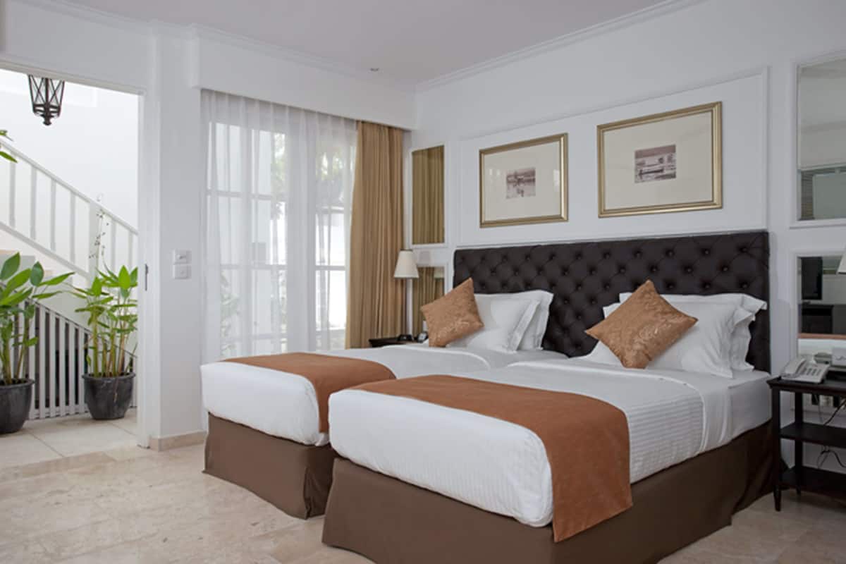 Deluxe Room | Minibar, in-room safe, desk, blackout drapes