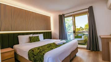 Deluxe Garden Room | Iron/ironing board, bed sheets, wheelchair access