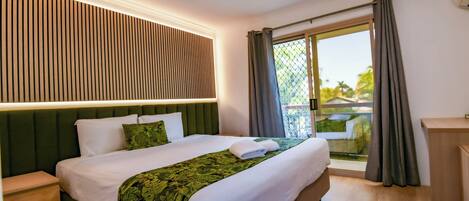 Kahden hengen deluxe-huone | Silitysrauta/-lauta, vuodevaatteet, pääsy pyörätuolilla