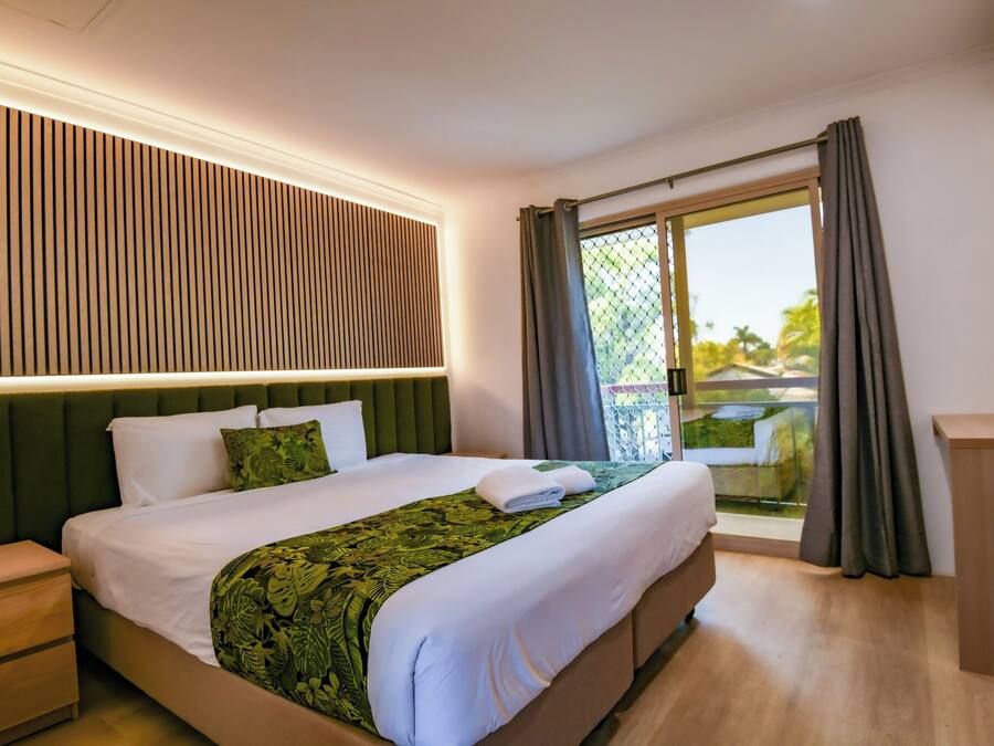 Deluxe Garden Room | Iron/ironing board, bed sheets