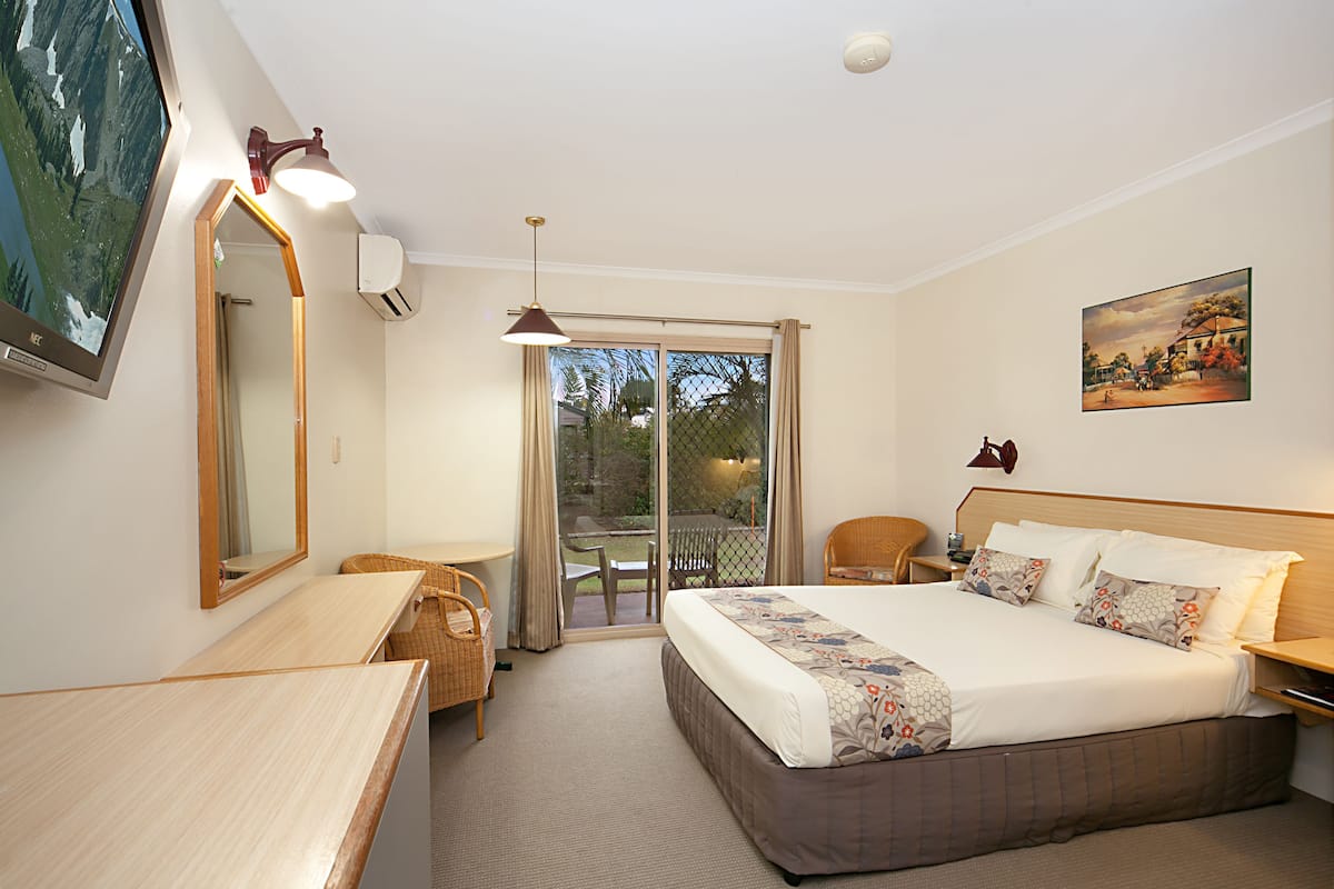 Iron/ironing board, bed sheets, wheelchair access