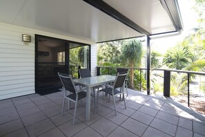 Billabong Cabin | Terrace/patio - Ingenia Holidays Taigum (Taigum)