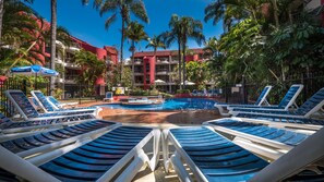 Outdoor pool, a heated pool, sun loungers - Enderley Gardens Resort (Surfers Paradise)