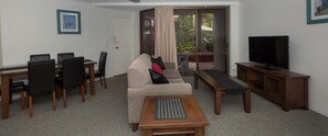 Apartment, 2 Schlafzimmer | Wohnbereich | LCD-Fernseher