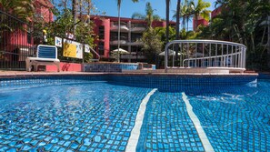 Outdoor pool, a heated pool, sun loungers - Enderley Gardens Resort (Surfers Paradise)