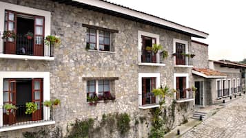 Vista frontal de la propiedad