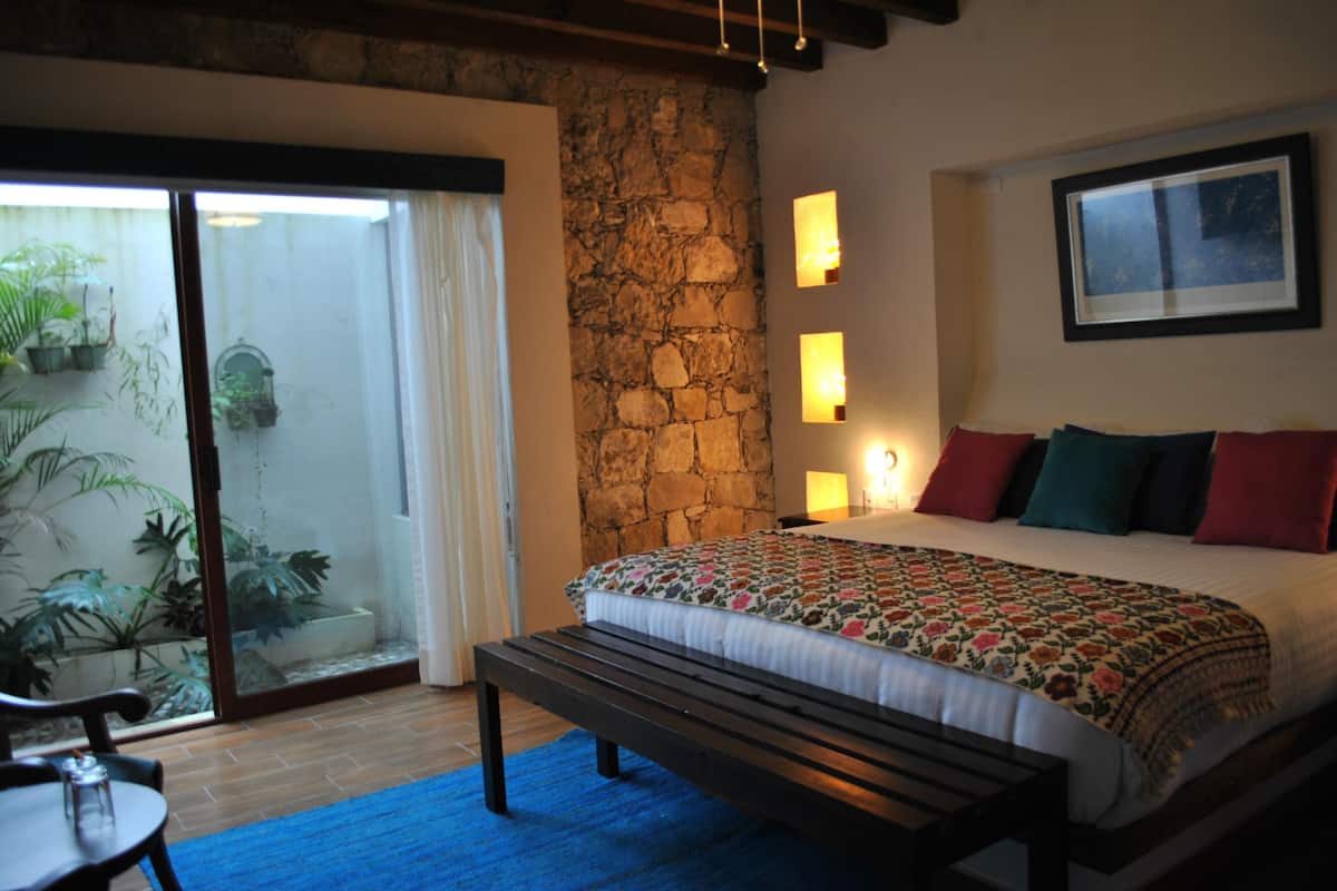 Con stile personalizzato, con arredamento individuale, tende oscuranti