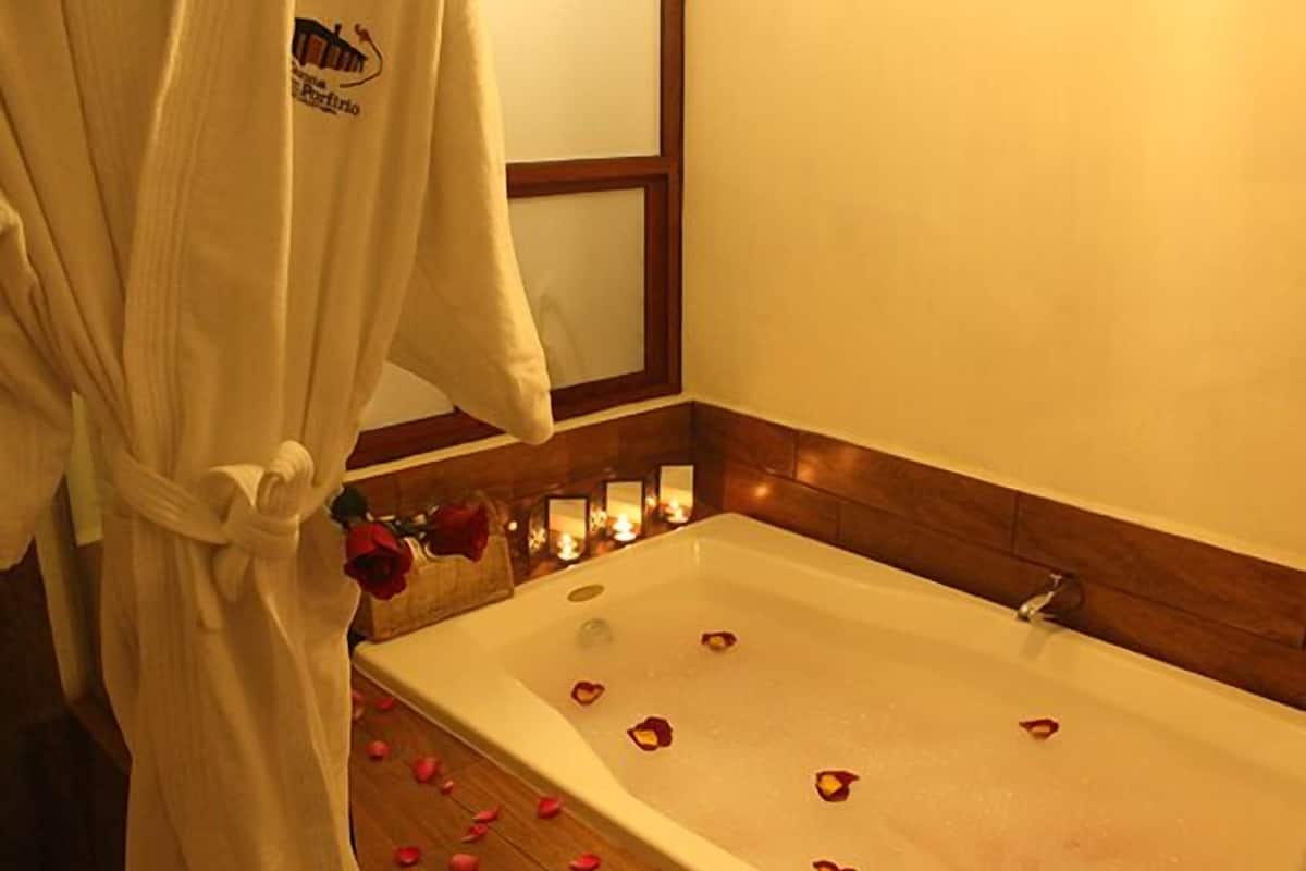 master suite deluxe | deep-soaking bathtub